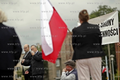 Gdansk. Plac Solidarnosci.Manifestacja Ligi Obrony...