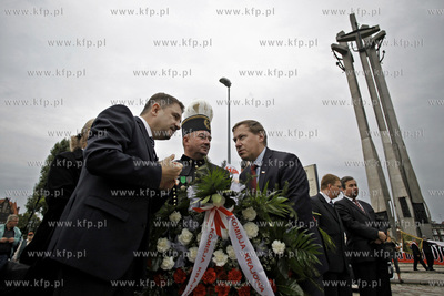 Gdansk. Zlozenie kwiatow pod pomnikiem Poleglych Stoczniowcow...