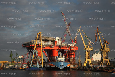 Platforma wiertnicza w Stoczni Remontowej w Gdansku.
13.12.2012
fot....