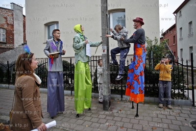 Gdansk Letnica. Parada szczudlarzy, ktora miala na...