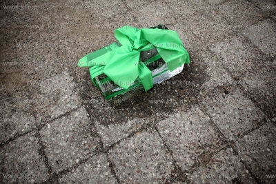 Przed Galeria Sztuki Warzywniak w Gdansku Oliwie, stanela...