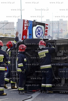 Wypadek drogowy z udzialem karetki pogotowia na skrzyzowaniu...