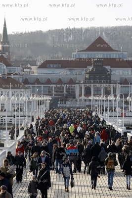 Tłum spacerujących na sopockim molo w drugi dzień...