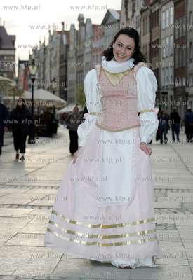 PANIENKA Z OKIENKA. Liwia Kadlubowska ( 18l. ). 14.05.2005...