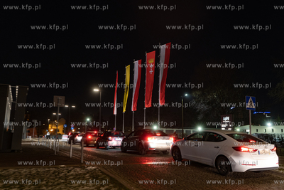 Kolejka do centrum testowego drive thru covid-19 w...