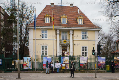 Gdańsk. Manifestacja pod Konsulatem Generalnm Republiki...