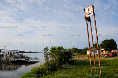 Przeprawa promowa w Swibnie. Prom laczy brzegi Przekopu...