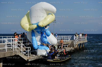 Gdynia. Bulwar nadmorski. Akcja promocyjna filmu Smerfy,...