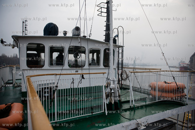 Gdansk. Platna samochodowa przeprawa promowa laczaca...