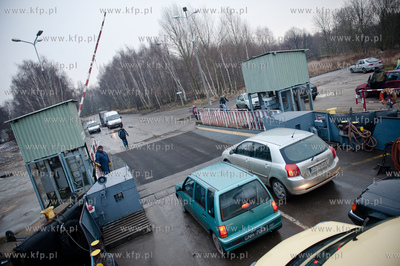 Gdansk. Platna samochodowa przeprawa promowa laczaca...