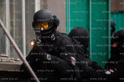 Gdansk. Wspolne cwiczenia grupy antyterrorystycznej...