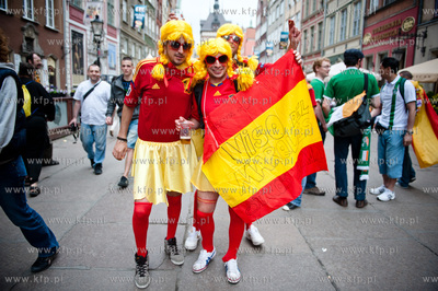 Gdansk. Ulica Dluga. Tlumy kibicow z Hiszpanii i Irlandi...