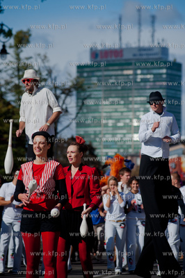 Gdansk. Ulica Rajska. Parada z udzialem bebniarzy,...