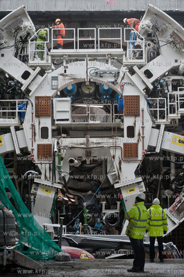 Gdansk. Wisloujscie. Montaz maszyny drazacej TMB, ktora...