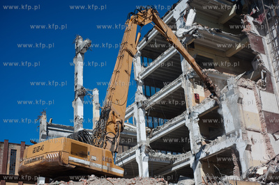 Gdynia. Wyburzanie jednego z budynkuw Dalmoru przy...