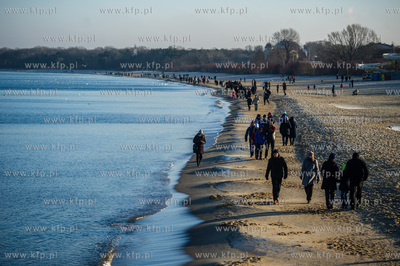 Gdansk. Mrozne, sloneczne, sobotnie popoludnie na plazy...