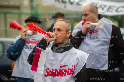 Gdynia. Pikieta zwiazkowcow NSZZ Solidarnosc przed...