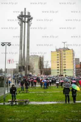 Gdansk. Plac Solidarnosci. Wiec dla obrony demokracji...