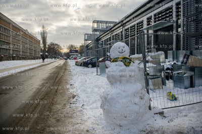 Sniezne balwany ustawione na kampusie Politechniki...