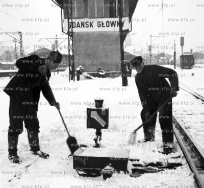 Odsniezanie torow na dworcu kolejowym PKP w Gdansku....