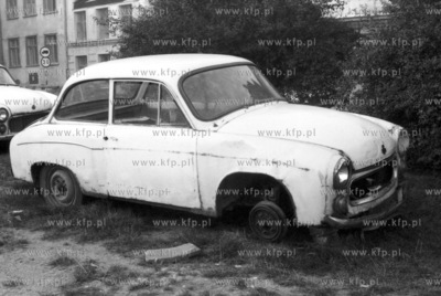 Wrak samochodu syrenka na gdanskiej starowce. 15.10.1990...