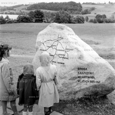 Kamien poswiecony budowie Drogi Kaszubskiej pomiedzy...