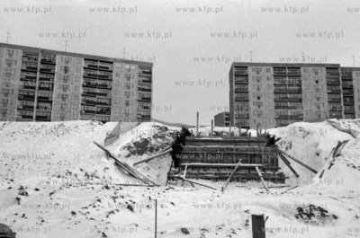 Budowa stalowej kładki nad jezdnią ulicy Powstańców...