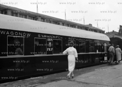 Wagon sypialny PKP stojący na bocznnicy. (lata60).
1963
Fot....