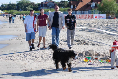 Aktor Marcin Tronski z rodzina na plazy w Sopocie....