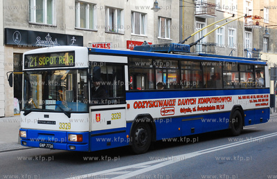Ulice Gdyni. Nz. Trolejbus linii 21 na ul. Swietojanskiej...