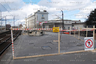 Gdynia. Remont peronu i torowiska Szybkiej Kolei Mejskiej
4.03.2008
Fot....