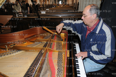 Mgr Maciej Jenda z Sopotu podczas strojenia fortepianu...