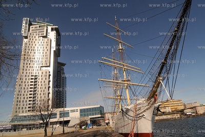Gdynia. Ponad 140-metrowy apartamentowiec SEA TOWERS...
