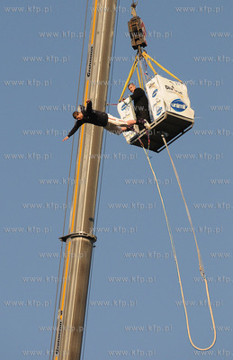 Mlode Miasto w Gdansku. Skoki na bandzi z zurawia Grohmann...