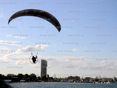 Gdynia. Paralotniarz - fotoreporter latajacy na nad...