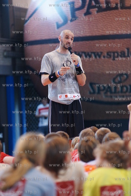 Gdansk. Hala sportowa przy ul. Kolobrzeskiej. Koszykarz,...