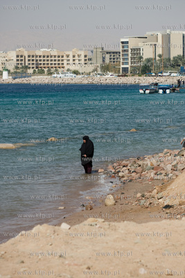 Aqaba Jordania. Kobieta w hidzabie moczy sie w Morzu...
