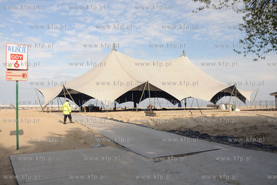 Na plazy w Srodmiesciu Gdyni ruszyl montaz gigantycznego...