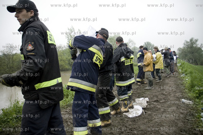 Krakow, Salwator. Umacnianie przeciekajacych walow...