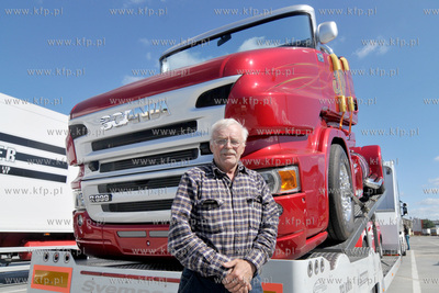 Gdynia. Do gdynskiego portu przyplynely ciezarowki,...