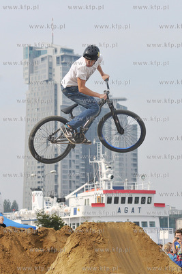 BMX Dirt Jumping - przed Akwarium Gdynskim na Molo...
