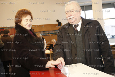 Wybory samorzadowe 2010. W budynku rektoratu UG na...