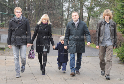 Prezydent Gdyni Wojciech Szczurek wraz z rodzina glosowal...