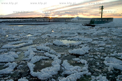 Ustka. Kra lodowa zablokowala kanal portowy w Ustce....