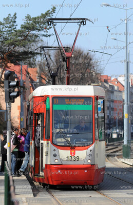 Tramwaj na ul. Kartuskiej w Gdansku.
07.04.2011
fot....
