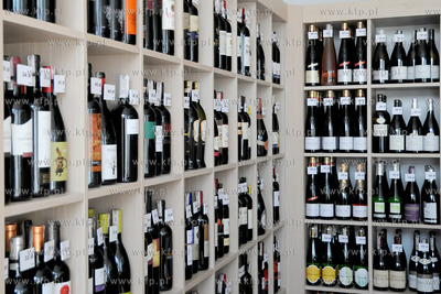 Winarium. Marek Kondrat i Syn sklep przy ulicy Swietojanskiej...