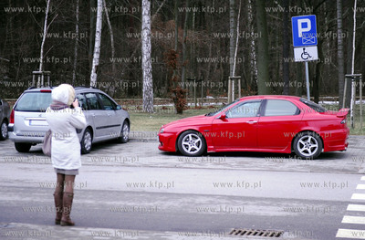 Hala Sportowo - Widowiskowa w Gdyni. Samochod zaparkowany...