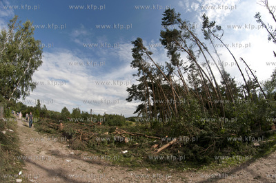 W wyniku trąby powietrznej, która przeszła nad ...