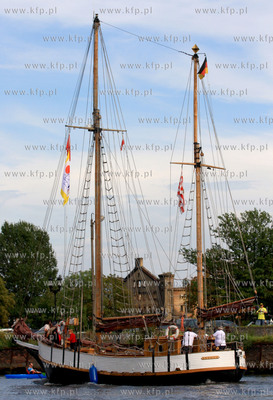 Gdansk. V Zlot Oldtimerow w Marinie Gdanskiej. Parada...
