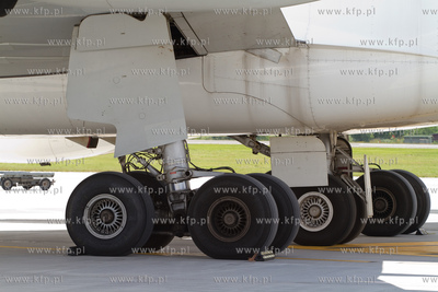 Airbus A 340-200 Francuskich Sil Powietrznych wyladowal...